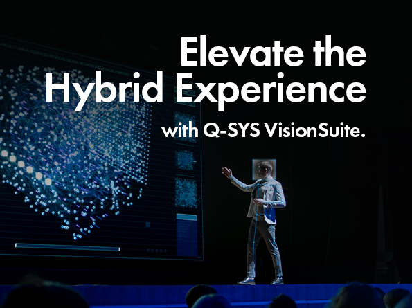 Moderator auf der Bühne. Image text: Verbessern Sie die hybride Erfahrung mit Q-SYS Vision